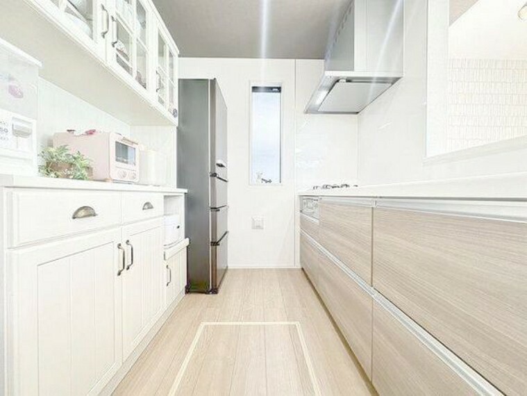 キッチン背面にはカップボードを設置。食器やキッチン家電、食材などをスッキリ収納できます。