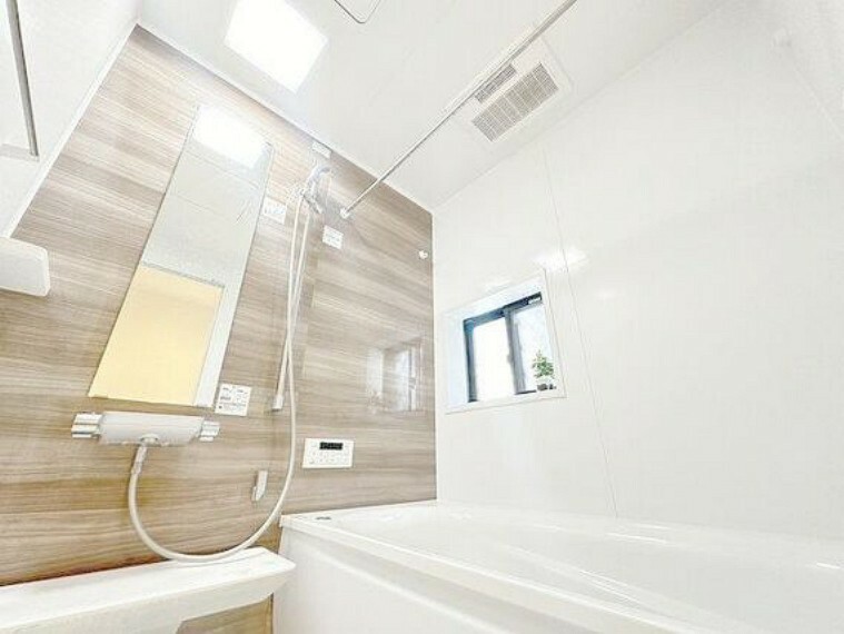 浴室 窓から自然光が届く明るい浴室。追焚・浴室乾燥機付き。