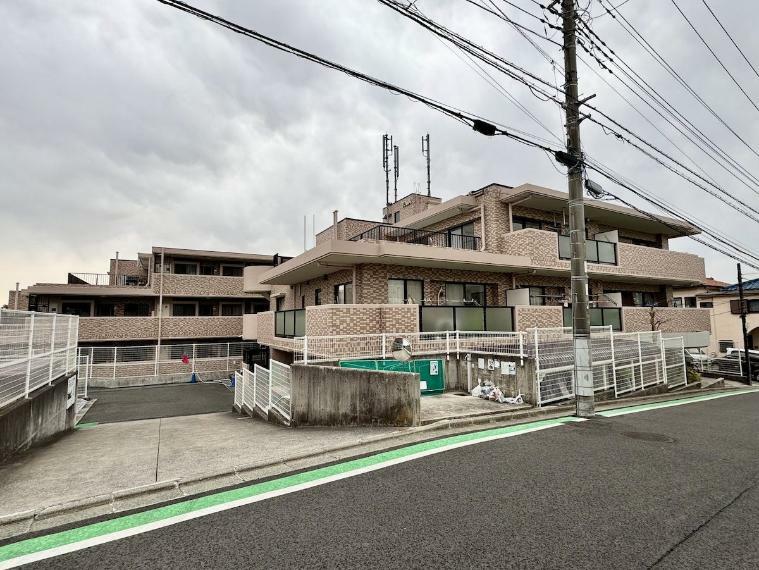 外観写真 横浜市緑区上山2丁目に在る藤和シティホームズ中山は、JR横浜線、横浜市営地下鉄グリーンラインの中山駅から徒歩19分です。