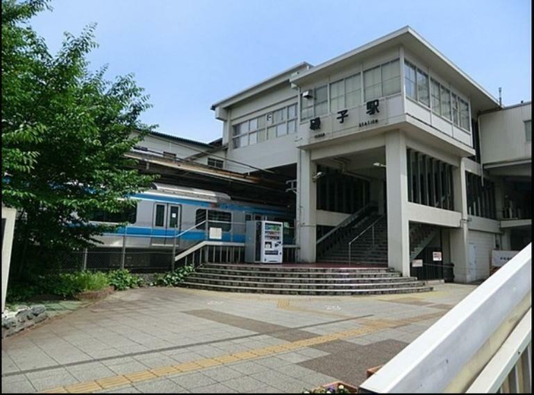 磯子駅（JR 根岸線） 磯子駅発の京浜東北線もあり、朝の通勤では座れるためとても便利な駅です。（約1,534m）