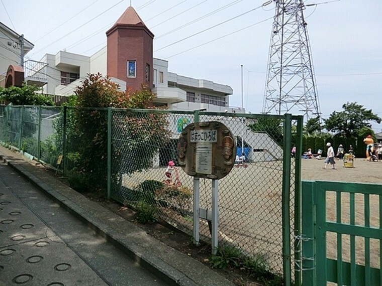 幼稚園・保育園 幼保連携型認定こども園みどり幼稚園 平日　7:00から19:00　土曜日　7:30から15:30　給食　弁当併用　給食は月、火、金