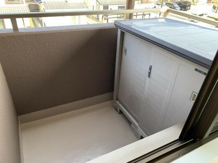 北側のバルコニー　洋室4.8帖から　　室外機置き場:3.15m2<BR/>屋根も付いているのでアウトドア用品などの保管にもご使用いただけます