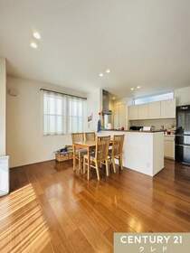 対面式のキッチンから眺めることのできるLDKはゆとりの20帖の広さを確保。<BR/>寒い季節にも快適な空間で家族と寄り添える床暖房付きです。