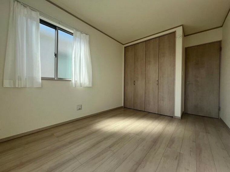 洋室 二面採光で優しい陽の光が降り注ぎます シンプルなデザインのお部屋は好きな家具を自分好みに配置できます