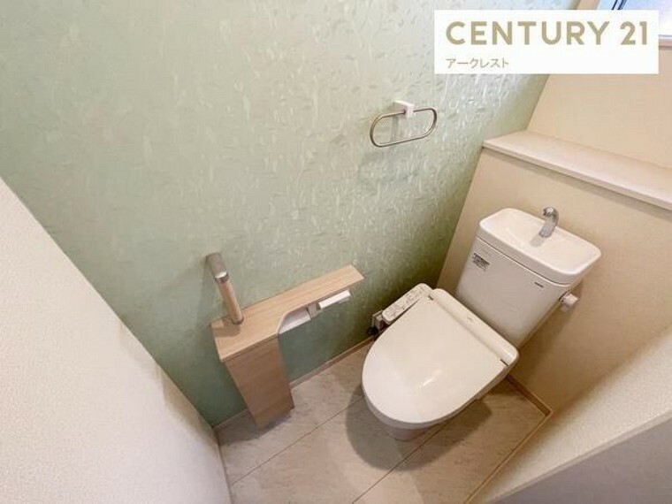 トイレ 綺麗な色合いのクロスの1階温水洗浄便座付トイレです