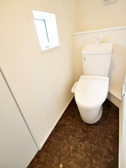 トイレ 小窓のある2階の温水洗浄便座トイレです