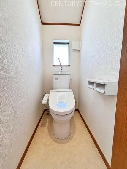 トイレ 2階トイレの様子です。小窓がついている事により、日中の陽当たりや換気の際に便利にお使いいただけます。