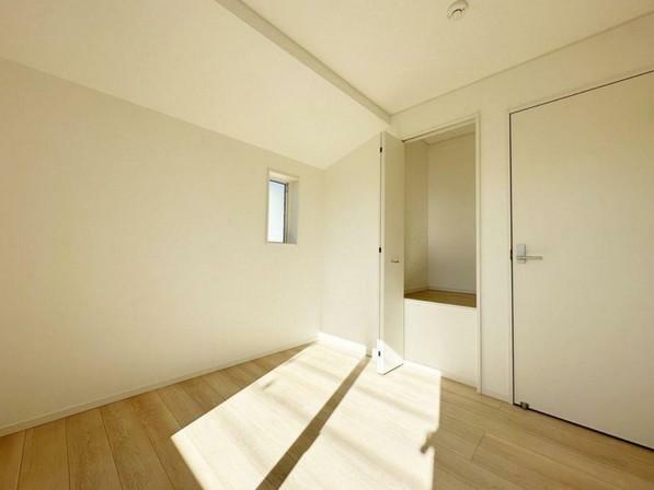 洋室 住まう方自身でカスタマイズして頂けるように「シンプル」にデザインされた室内。家具やレイアウトでお好みの空間を創り上げられます。