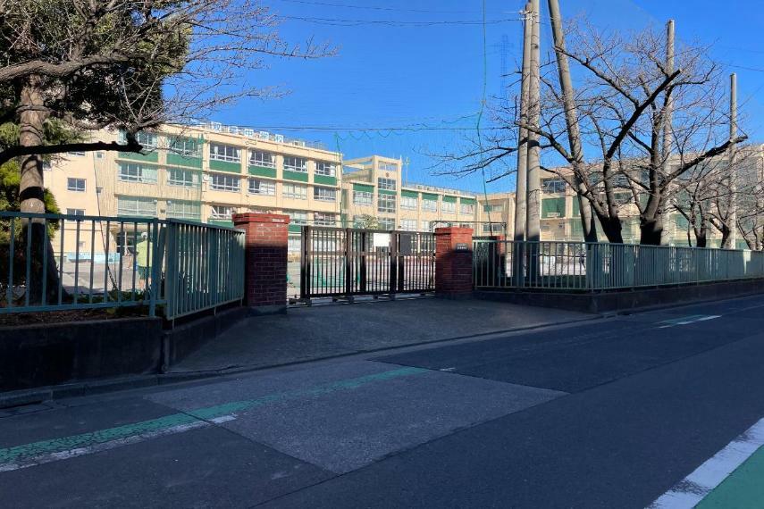 中学校 双葉中学校/徒歩4分  「愛情と生徒理解を基に信頼関係を構築し、それを土台にした支援と指導」を合言葉に、教育を行っています。HPに学校日記が掲載されています。