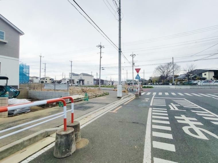 現況写真 前面道路は歩道も整備され、小さなお子様にも安心です。