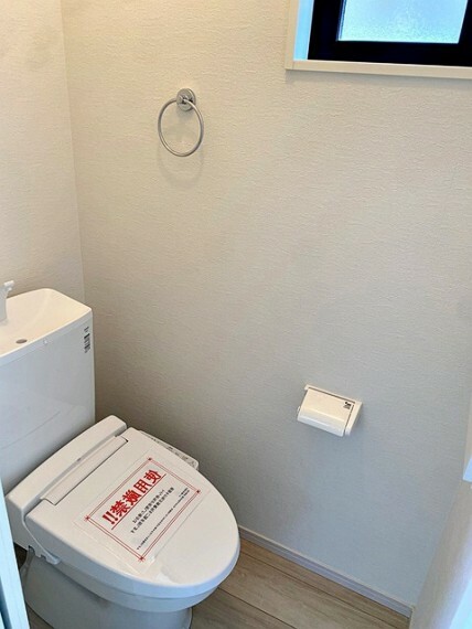 同仕様写真（内観） 【施工例】各フロア1カ所ずつシャワー機能付トイレを設置しており、忙しい朝の混雑も解消！