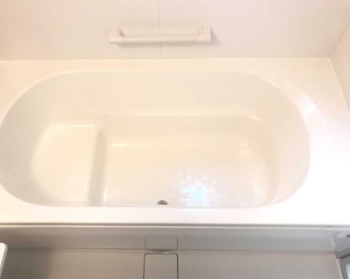 同仕様写真（内観） 【豊城町　浴室　同仕様同形状画像】 1坪タイプの浴室は一日の疲れをしっかり癒してくれます。
