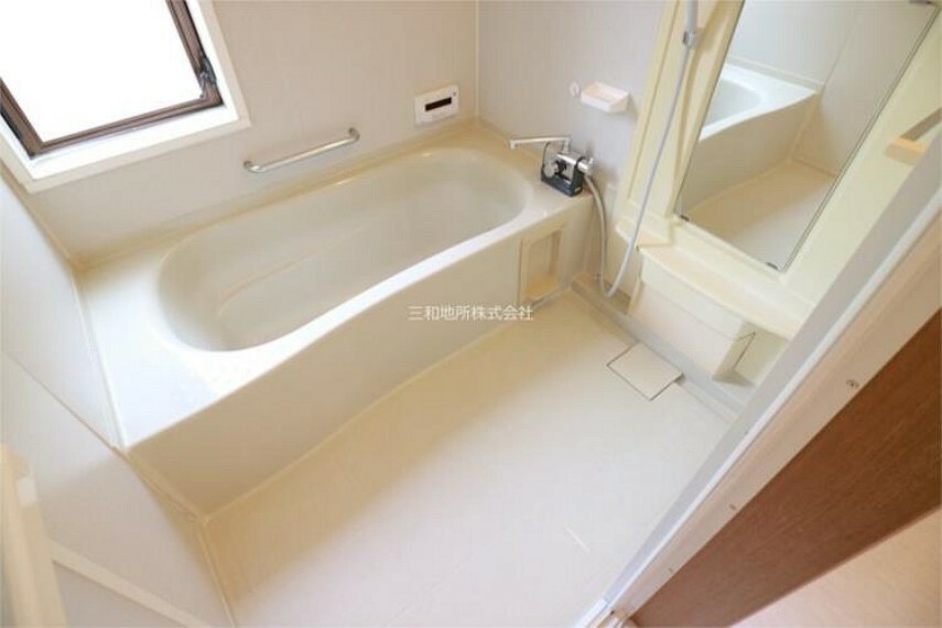 浴室 窓もあり換気もできる浴室。洗い場も広々。