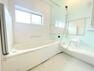 浴室 ■大きな窓が付いた浴室で快適なバスタイムを！