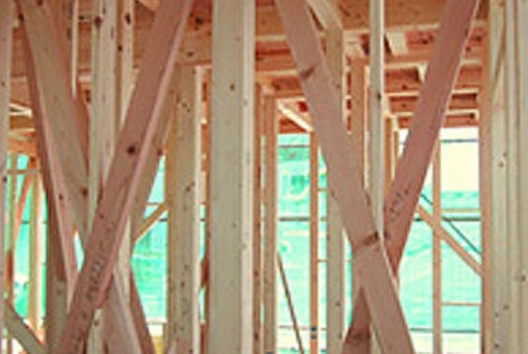 「木造軸組み工法」は住宅の骨格を木の軸で作る工法で、1000年以上にわたり改良・発達を繰り返してきました。<BR/>接合部には補強金物を、床には構造用合板を使用するなど、耐震性・耐久性を発揮しています。