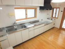 キッチンは吊戸棚付きで調理スペースが広々しているので使いやすいですよ。　
