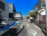 現況写真 前面道路は交通量が少なく、穏やかな街並みです。子供たちが楽しく遊ぶ姿が思い浮かびます。