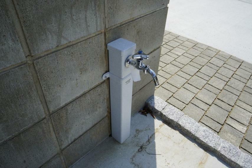 お車の洗車や外壁のお掃除をする際に便利な外水栓。
