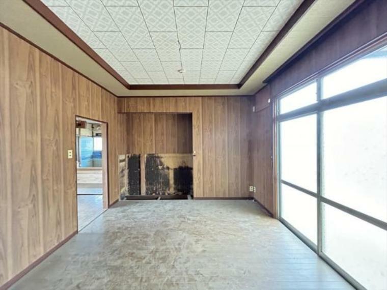 （リフォーム中写真5/11撮影）1階洋室は天井・壁をクロス貼りにし、床材を重ね貼り予定です。化粧材の茶色い壁から白いクロス貼りになり、明るいお部屋になりますよ。