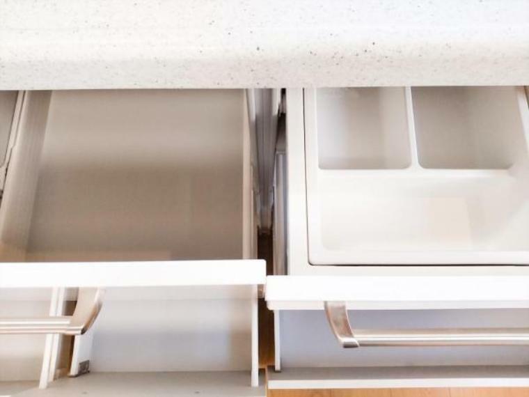 キッチン （同仕様写真）キッチンの収納部は奥の物も取出しやすいスライド式キャビネットです。動きをスムーズにするレール付きで重いお鍋を入れても開け閉めしやすいですよ。