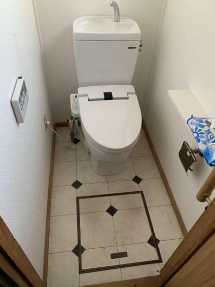 トイレ 【リフォーム前】トイレの画像です。床はクッションフロアを貼りトイレも新品交換予定です。