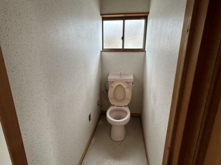 構造・工法・仕様 【リフォーム中】2階トイレです。TOTO製の洗浄便座付きトイレを新設予定です。床はクッションフロア張り、壁天井はクロスを貼る予定です。
