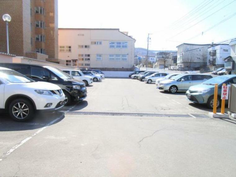 駐車場は空き有です。21番の区画を契約しております。駐車場はスペースが広いので駐車しやすいですね。