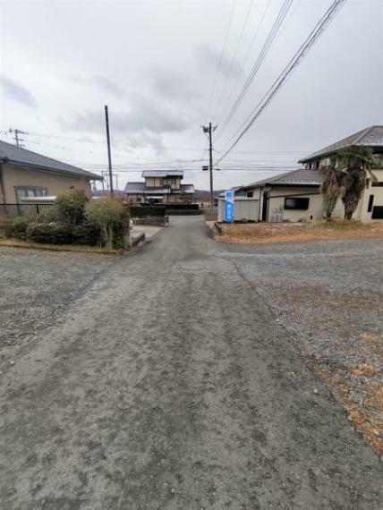 【前面道路】住宅前面の道路です。幅員4mの公道です。交通量も多くないので駐車時も停めやすそうです。