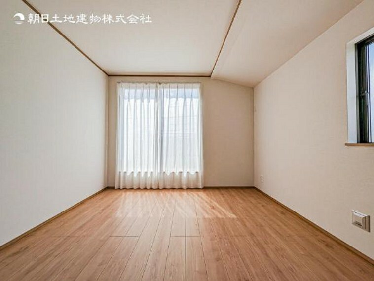 【洋室】白を基調とした明るい居室