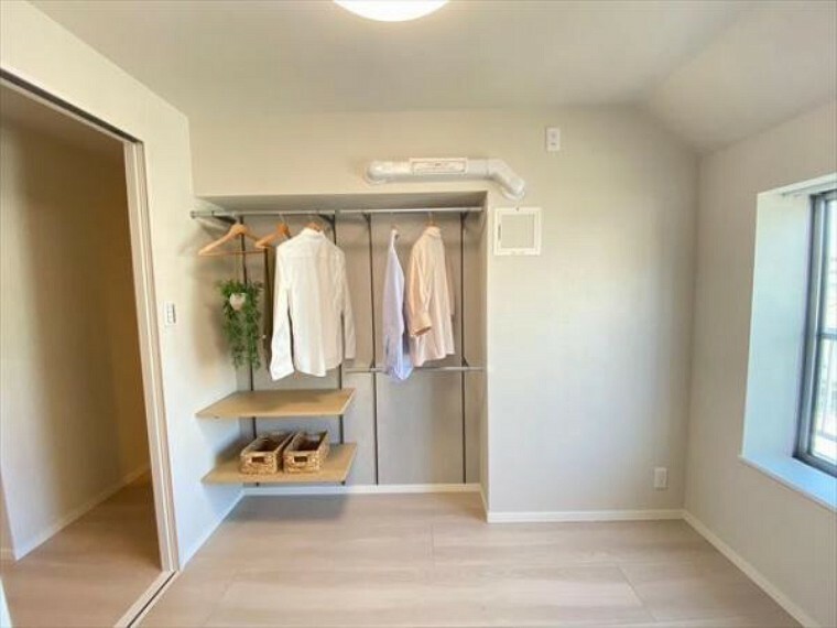 洋室 季節のお洋服などの保管が可能な収納スペースを設けております。居室内に余計な収納を置く必要がないため、家具を置くスペースを広く確保できます。