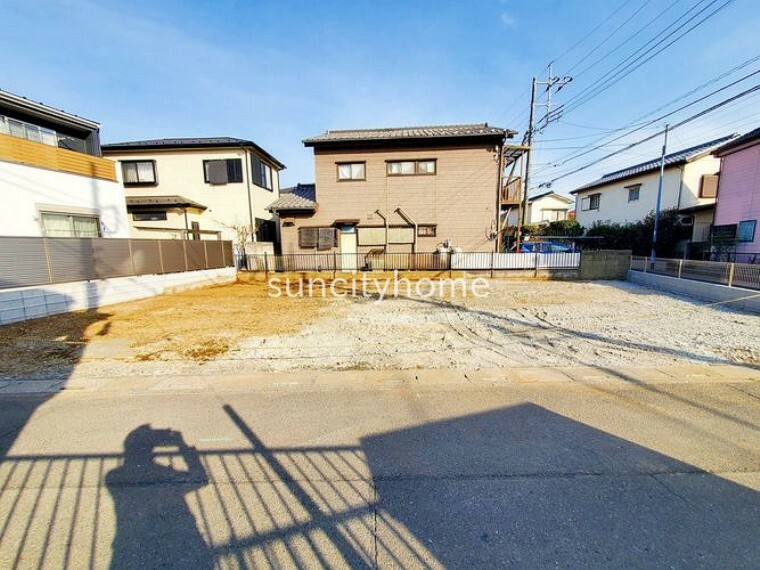 現況外観写真 45坪超えのゆったりした角地に建つ、明るく開放的なお住まいです。