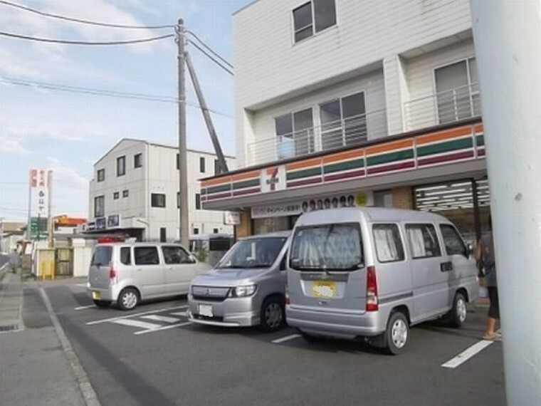 コンビニ セブンイレブン市川曽谷店 徒歩2分。