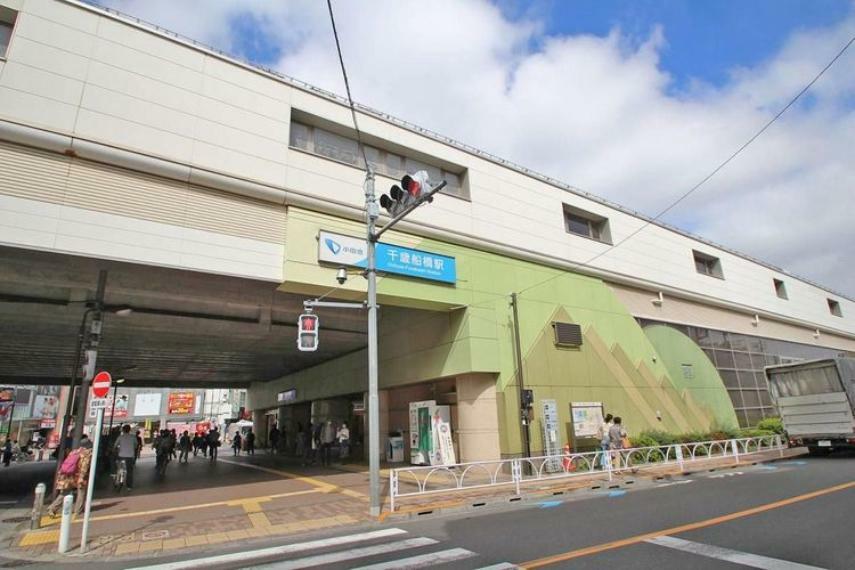 千歳船橋駅（小田急 小田原線） 徒歩16分。南北どちらにも商店街が広がっていて楽しく過ごせる千歳船橋駅。もちろん大きなスーパーもありますので、日々のお買い物は非常に便利。駅北側の希望が丘公園は地域住…