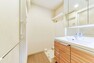 洗面化粧台 清潔感のある明るい洗面室　※画像はCGにより家具等の削除、床・壁紙等を加工した空室イメージです
