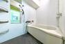 浴室 白を基調とした清潔感のある浴室です。　※画像はCGにより家具等の削除、床・壁紙等を加工した空室イメージです。