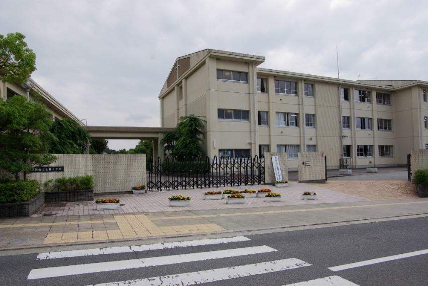 小学校 【小学校】川西市立北陵小学校まで379m