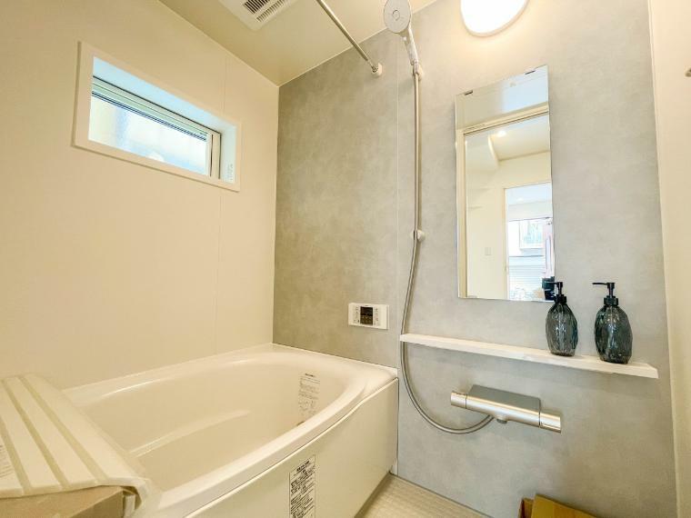 浴室 浴室は一日の疲れを癒す場所だから、家族みんながゆったりできる快適設計。追い炊き機能付きオートバス。安定した温度で、いつでも快適に入浴できます。