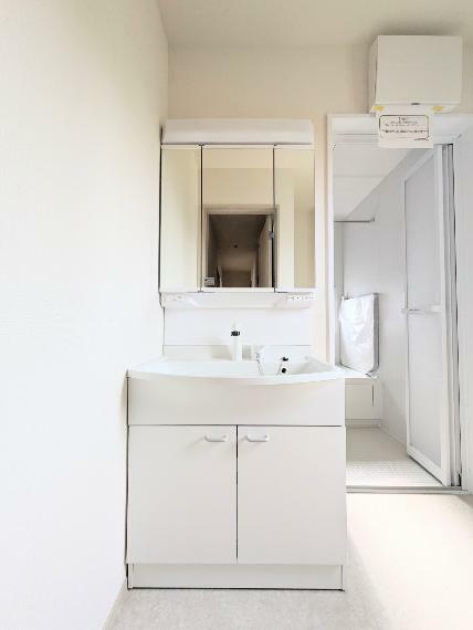 洗面化粧台 洗面所は小さなプライベートスペース。歯磨き、洗顔と毎日施す個人空間。小窓も設置して、熱気などを開放して、爽やかなスペースになるように設計されています。