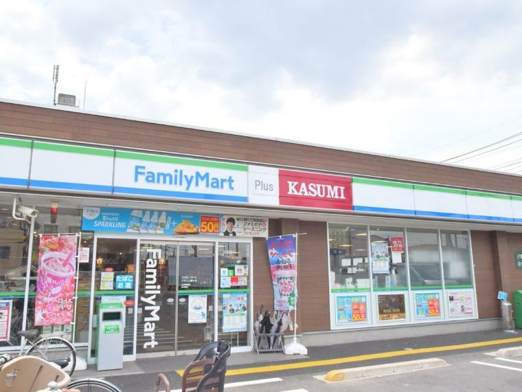 コンビニ ファミリーマートプラス上青木店（ファミリーマートの強さは、少量のお惣菜を売るファミデリカとドラッグストアと組んだコラボ。サラダを中心にしたヘルシー食材が充実のコンビニです。）