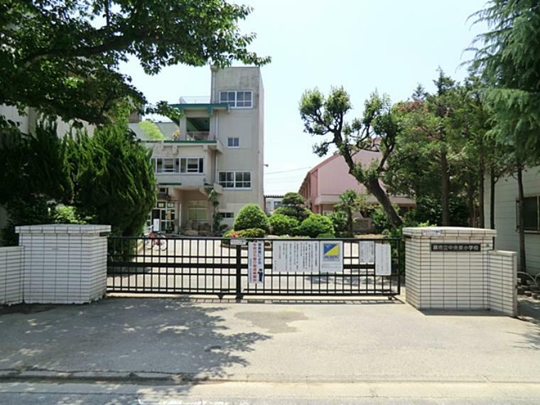 小学校 蕨市立中央東小学校（先生大すき、友達大すき、学校大すきな子どもたち。児童が学校で勉強していくにあたって先生も、友達も、学校も大すきなことが大切、その価値観をメッセージしたフレーズで児童一人ひとりの学校生活を考えています。）