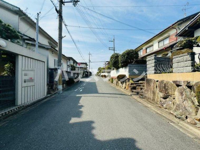 現況写真 前道　5.0m　閑静な住宅街です。交通量が少なくお子様も安心。静かな道路はストレスフリーな生活を約束し、心身ともにリフレッシュできます。