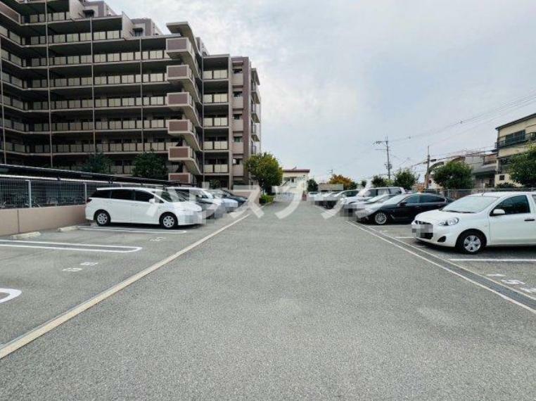 駐車場 駐車スペースの管理と運営は、通常、マンションの管理会社や管理組合によって行われます。駐車スペースの割り当てや料金の徴収、定期的な清掃やメンテナンスなどが行われます。