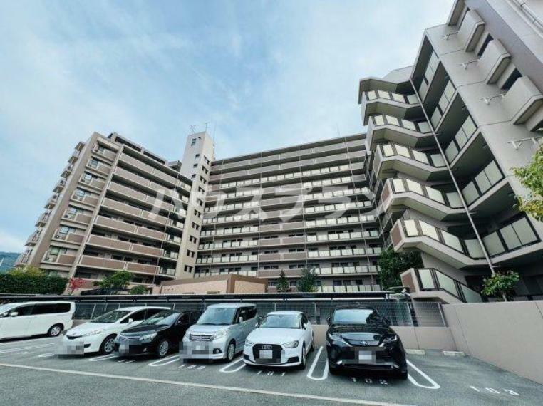 敷地内駐車場 敷地内駐車場 駐車スペースへのアクセスが容易で、車の出し入れがスムーズです。地上に位置するため、階段やエレベーターを利用せずに直接車にアクセスできる点も利便性の高い特徴です。