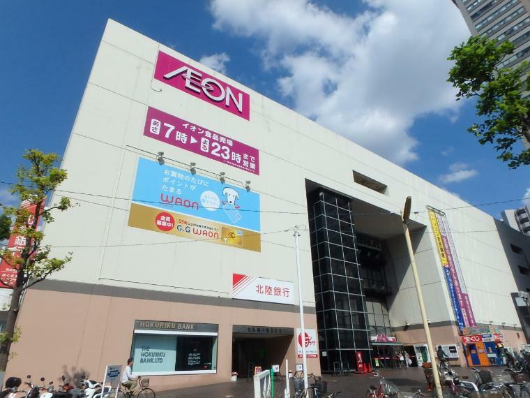 ショッピングセンター イオンスタイル東神奈川（食品フロアは朝早くから夜遅くまで営業。夜遅い時間の帰宅の時にも利用できるのが嬉しいですね。 ）