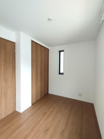 洋室 【納戸】4.5帖 納戸とは建築基準法で「居室」の採光・通風の基準を満たしていないお部屋のこと。通常のお部屋としてもお使いいただけます。