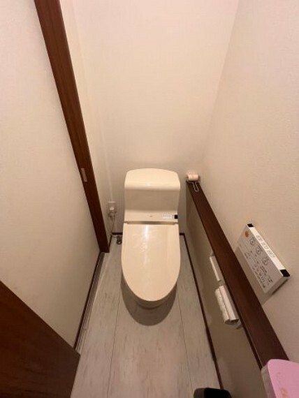 トイレは2カ所あります。ご家族様の支度が混み合う時間にはトイレが2カ所あると便利です。温水洗浄便座付のトイレなので、寒い冬でも安心してお座りいただけます。