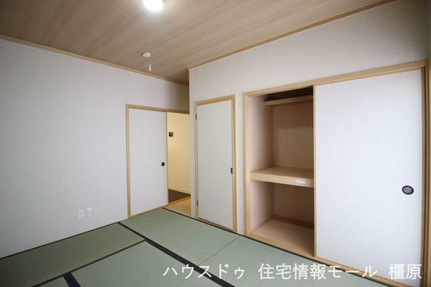 玄関脇にあり、客間としても便利に利用できるお部屋です。クロス貼替、畳表替済で気持ち良くお使いいただけます。