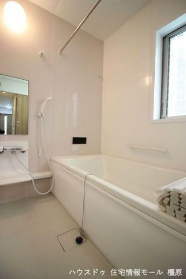浴室 足を伸ばしておくつろぎいただける1坪サイズ。浴室乾燥機・追い焚き機能を完備しております。