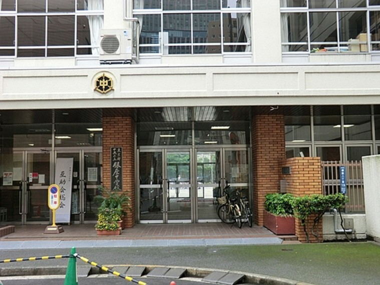 校章の由来は東京都の象徴いちょうと銀座の象徴柳を組み合わせたものです。三枚の葉は生徒・教職員・地域保護者を表し、三者の協力でよりよい学校を築いていこうという意気込みを示しています。