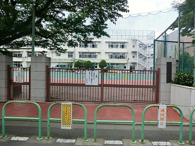 小学校 通学路は穏やかな住宅街の中の道なので、お子さんの通学も安心。